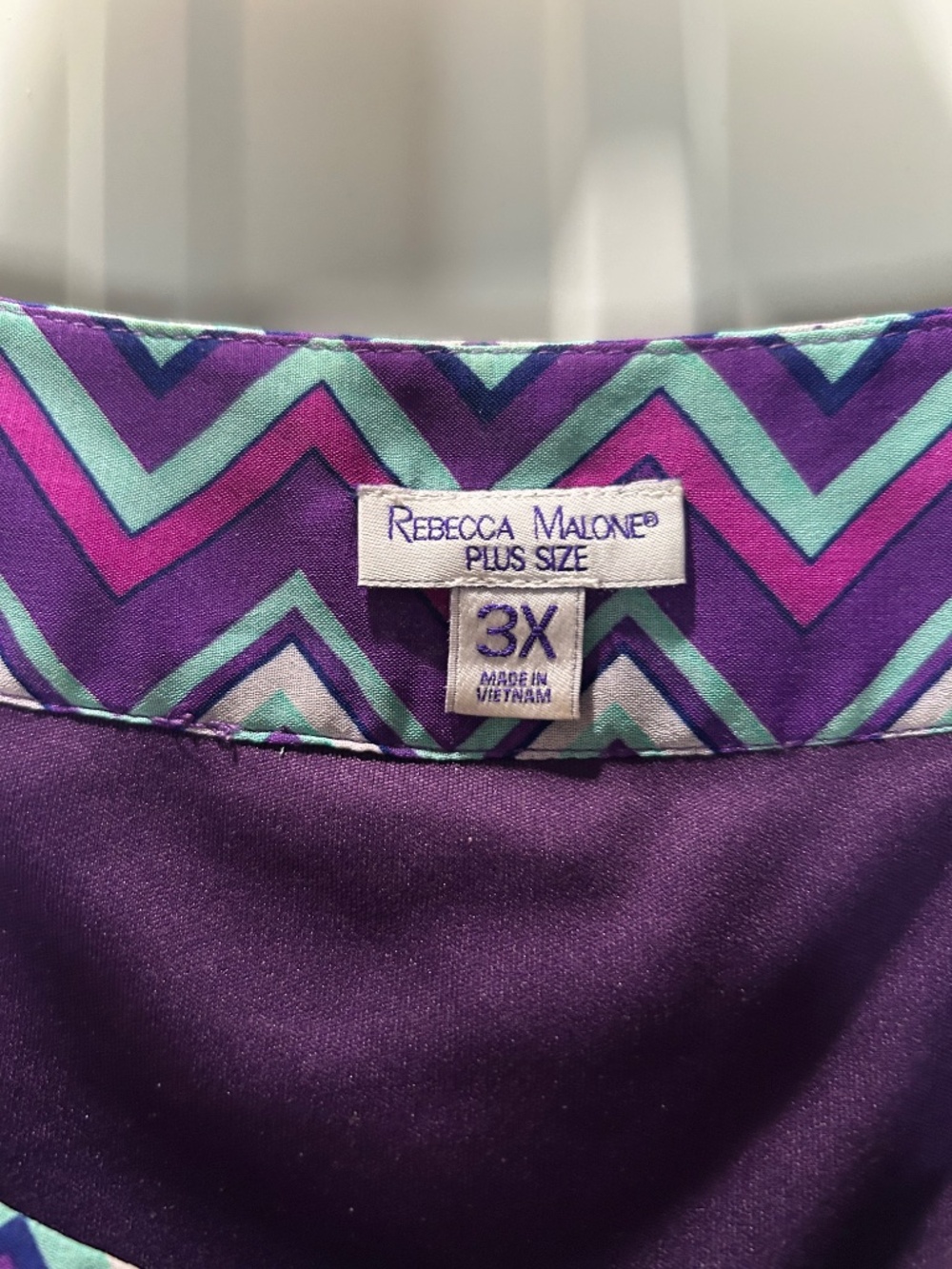 Colorful zigzag pattern blouse. - Picture 3 of 4